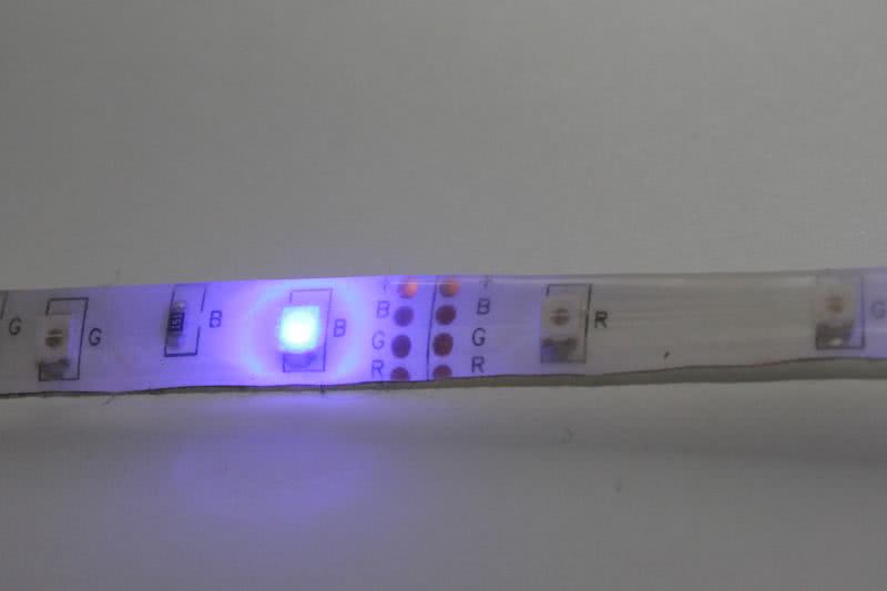 4Pin-Verbinder auf einem LED-Streifen.